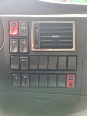 Xe tải thùng Dongfeng D12, tải 8,25t thùng dài 9.6m máy Cumin 5,9L