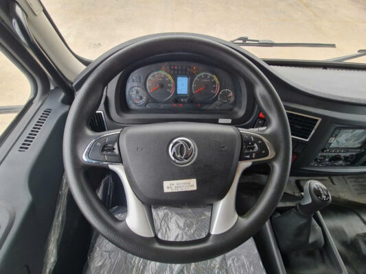 Xe tải thùng Dongfeng D12, tải 8,25t thùng dài 9.6m máy Cumin 5,9L