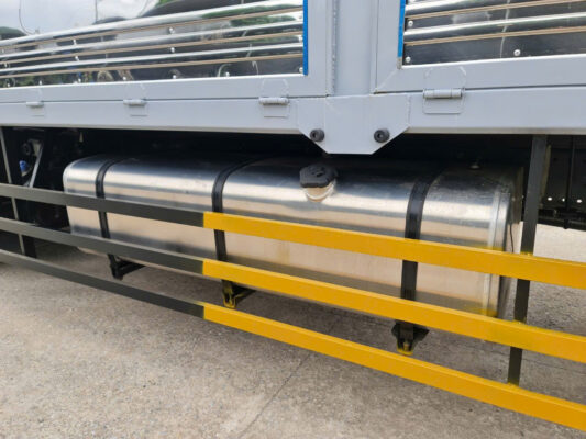 Xe tải thùng Dongfeng D12, tải 8,25t thùng dài 9.6m máy Cumin 5,9L